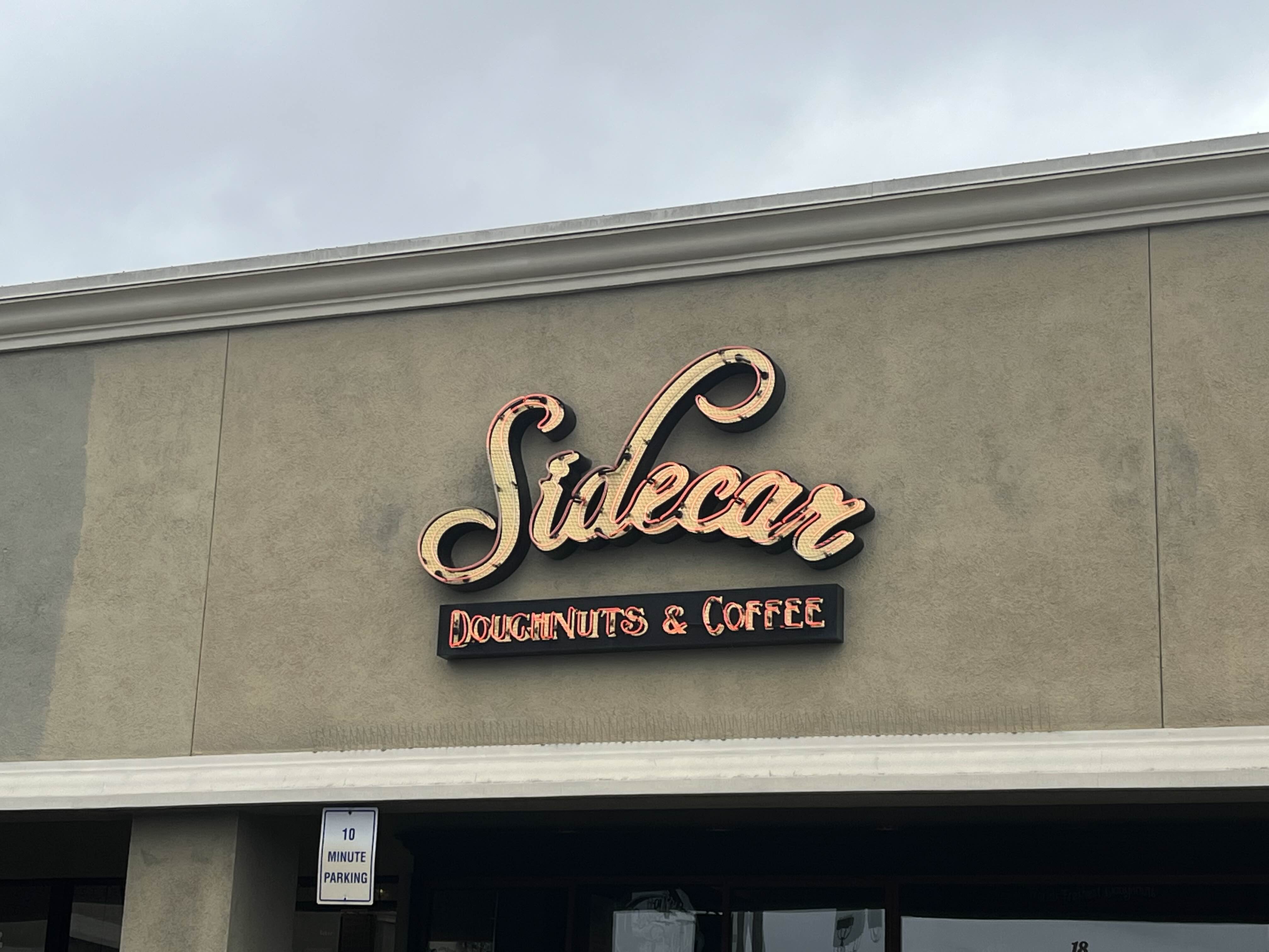 Sidecar donuts & coffee 로고 입니다.
