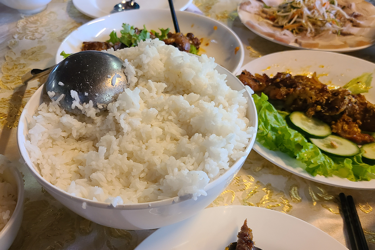 후에 투어 중 먹은 베트남 가정식. 밥이 대접에 고봉으로 쌓여있다. 주걱이 아닌 국자로 덜어 먹었다.