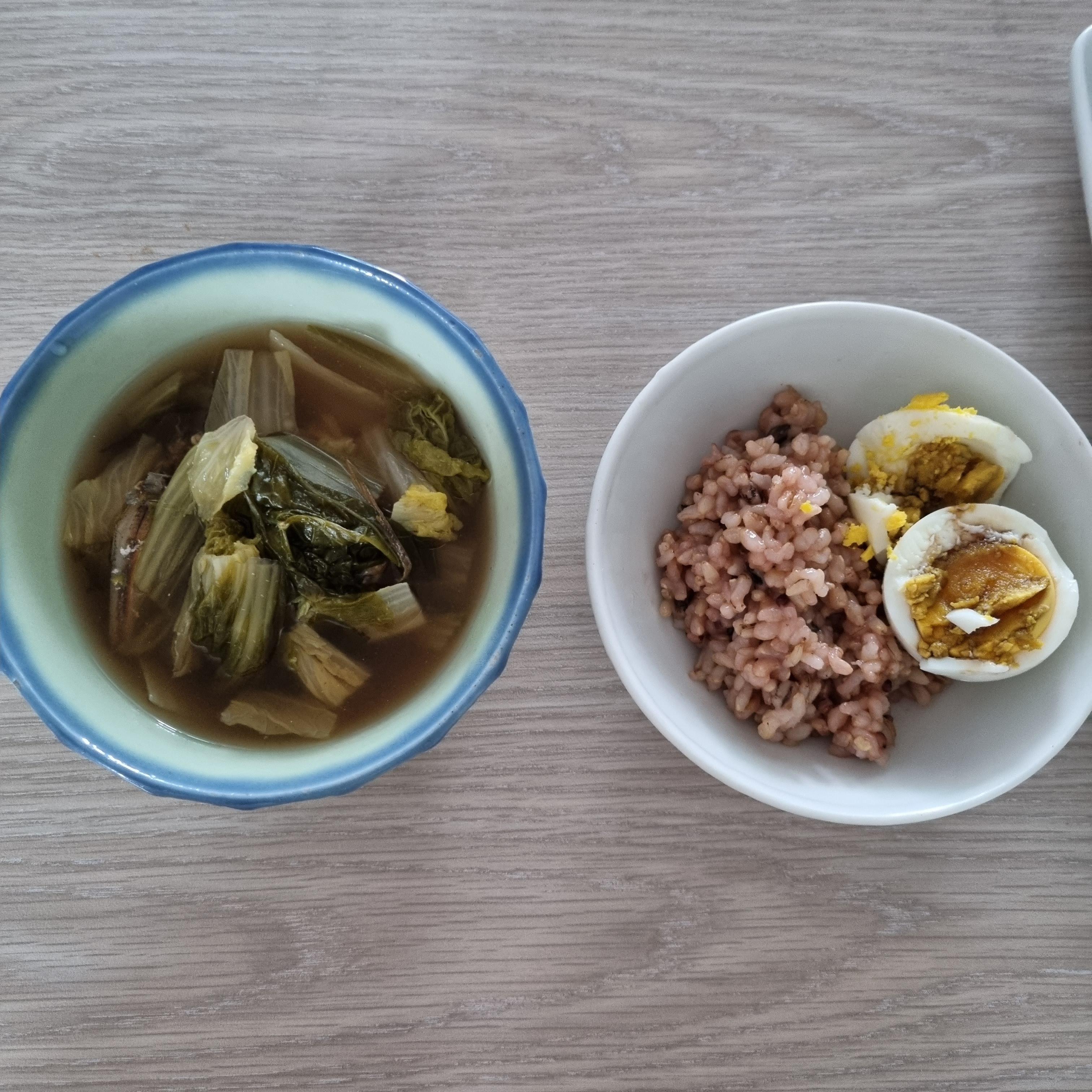 단촐한 아침식사 모습. 배추된장국에 현미밥&#44; 삶은 계란에 간장 조금.