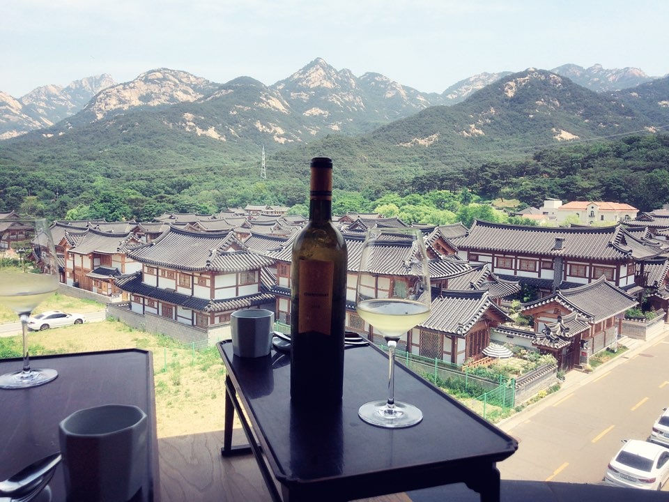 창밖으로 보이는 한옥마을과 북한산