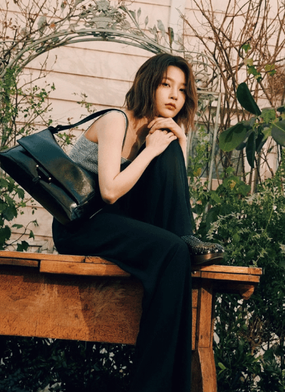 루에브르삭드자뎅_블랙_라지_들고있는_여성