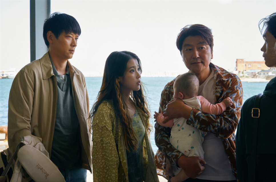 영화 브로커에서 아이유의 엄마가 됐다. (정보, 출연진, 제작사, 개봉) 13