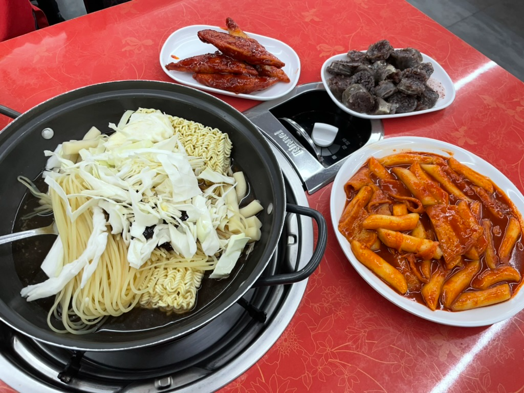  이수역 애플하우스 | 무침군만두, 즉석떡볶이, 일반떡볶이, 순대