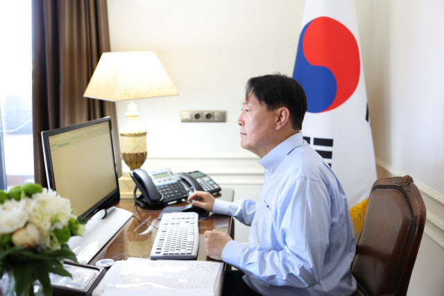  빈 화면·백지 보는 尹사진.."왜곡 안타까워, 보안 때문인데"