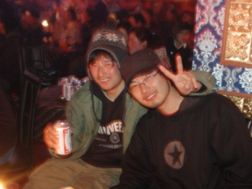 라싸 시내의 나이트클럽에서 술을 마신다.