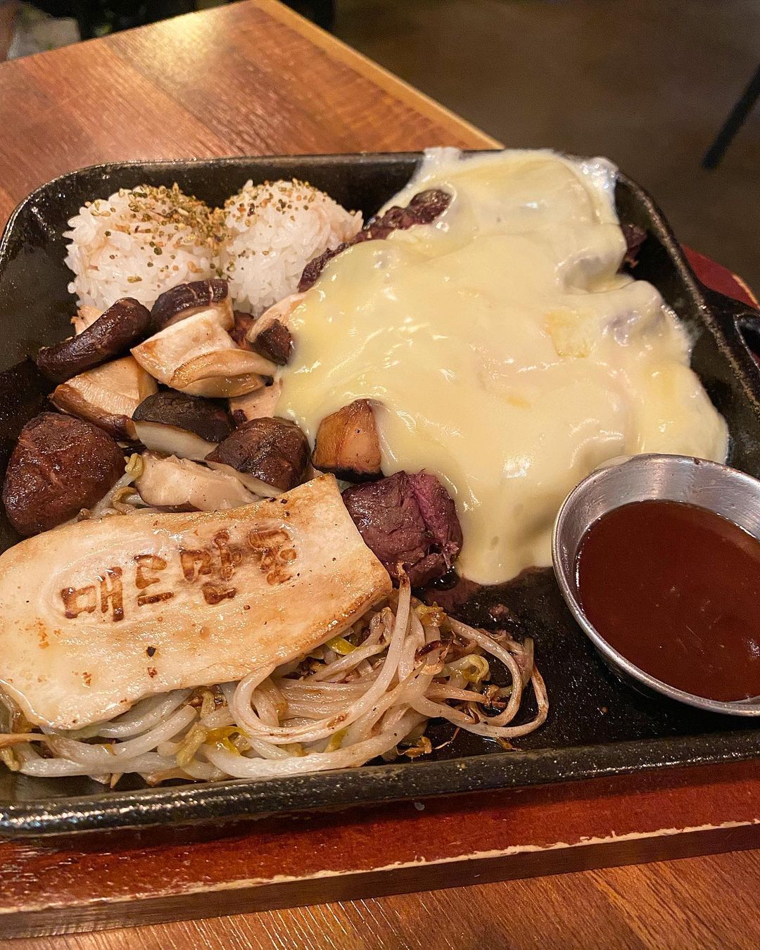  치즈폭포 스테이크 맛집  홍대입구 연트럴파크 연남동 매드만조