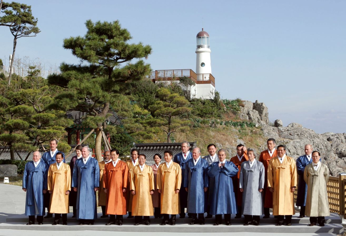 2005년 부산 APEC 정상회의에 참석한 정상들 - 누리마루에서 가진 기념촬영