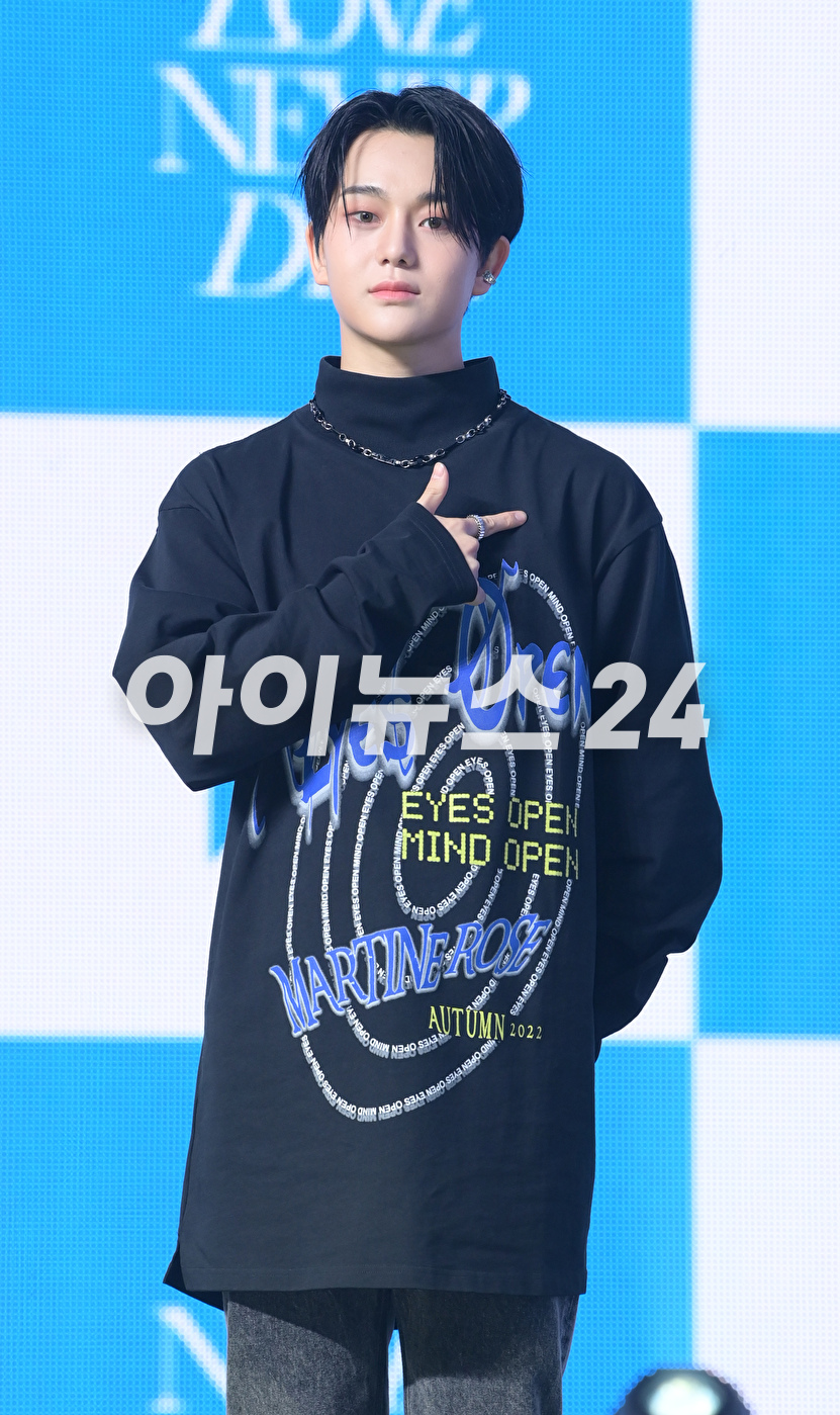 그룹 티엔엑스(TNX)가 15일 오후 서울 용산구 블루스퀘어에서 열린 TNX의 두 번째 미니앨범 '러브 네버 다이즈(Love Never Dies)' 쇼케이스에서 포토타임을 갖고 있다.