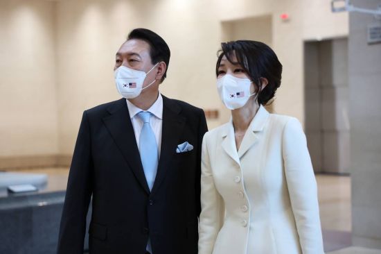  "김건희 여사, 내조에만 집중해야 60.6%"..보수층 절반 이상 '공적 활동'에 부정적