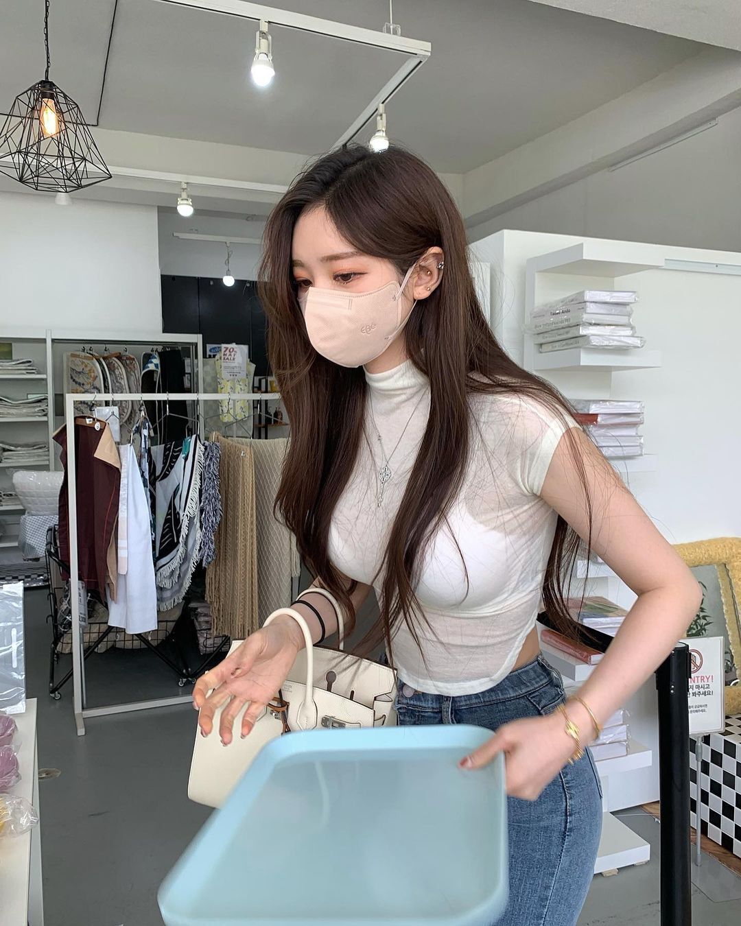 청바지가 잘 어울리는 여자 금화 몸매 청바지 뒷모습 뒤태9