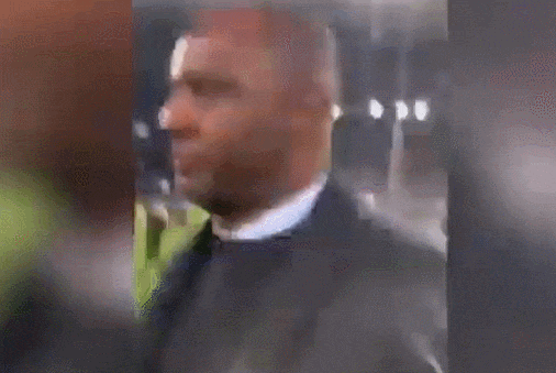 난동 폭력으로 얼룩진 영국 프리미어 리그 VIDEO: Shocking moment Everton pitch invader gives Vieira the middle finger