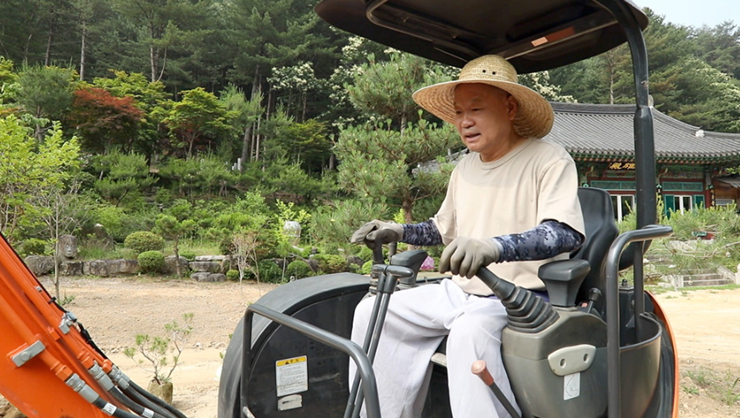 굴착기-운전하는-스님