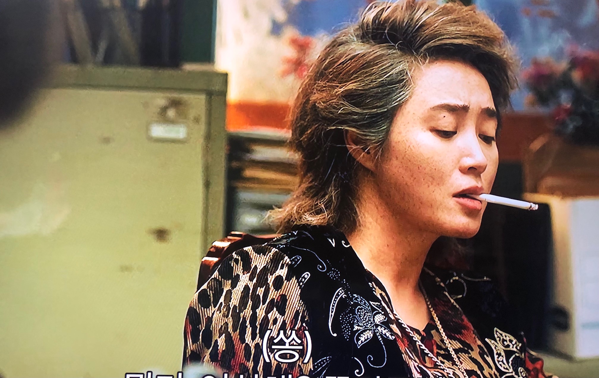 김혜수가 담배를 물고 있는 사진