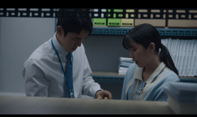 사랑의 이해 5회, 문서고에서 하상수와 안수영(출처: 넷플릭스)