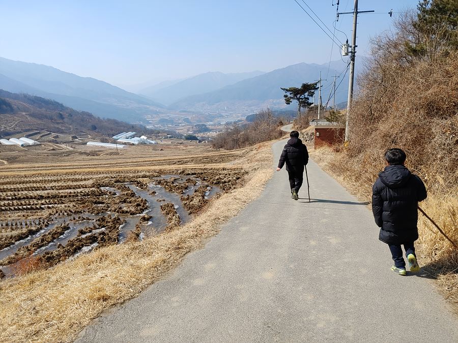 지리산 둘레길 3코스(인월-금계) 상황 마을 가는 둘레길 구간. 멀리 실상사가 보인다.