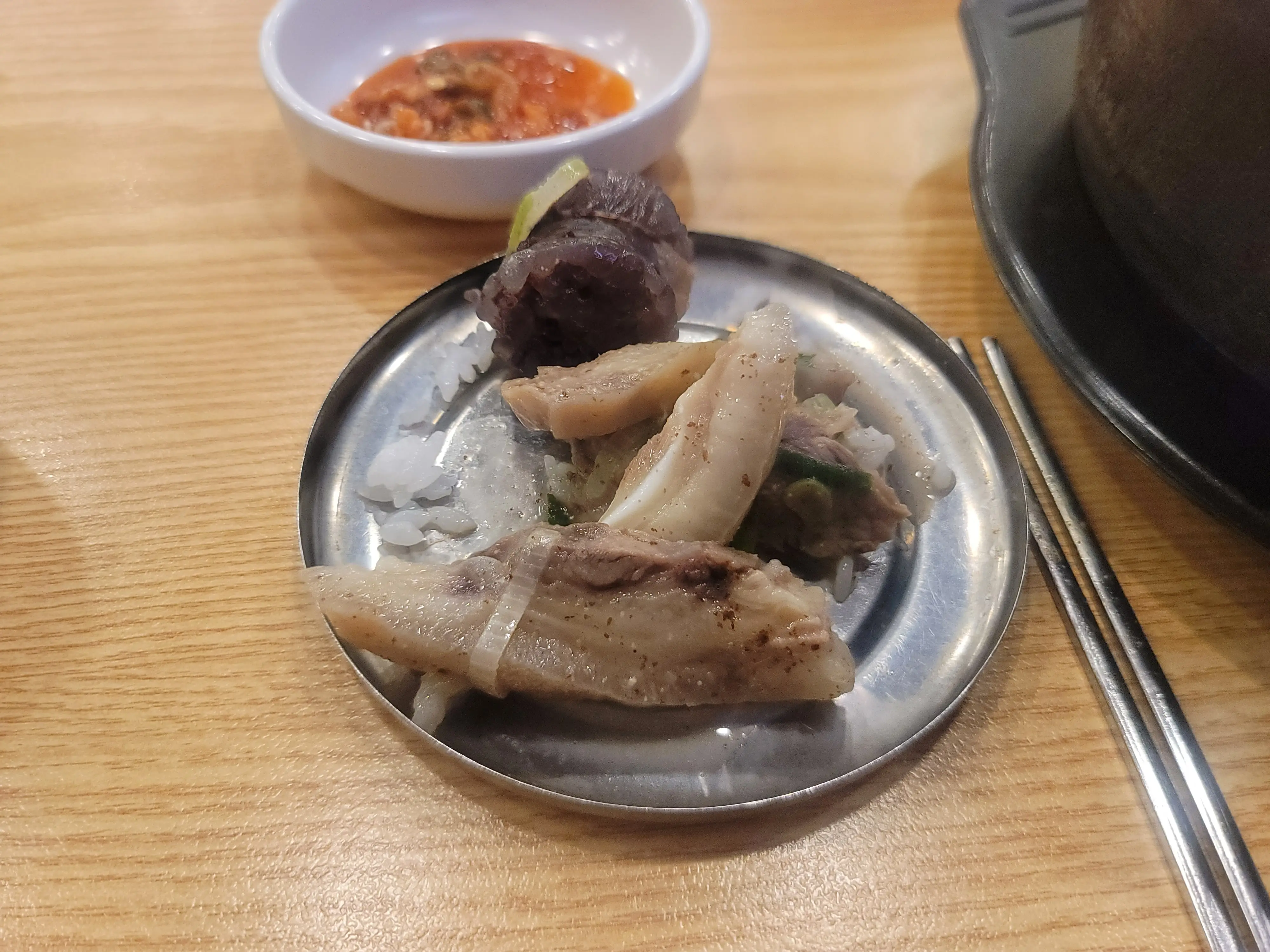 밥뚜껑위에 고기 건더기를 올린 모습