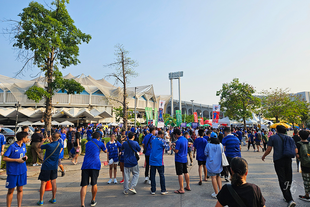 ราชมังคลากีฬาสถาน 라차망갈라 스타디움 공원에 파란 옷을 입은 태국 응원단