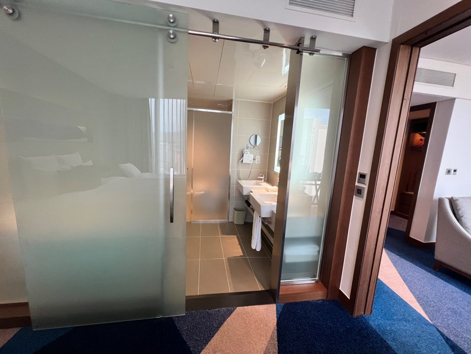 수원 노보텔 앰버서더 이그제큐티브 스위트룸의 마스터룸 화장실