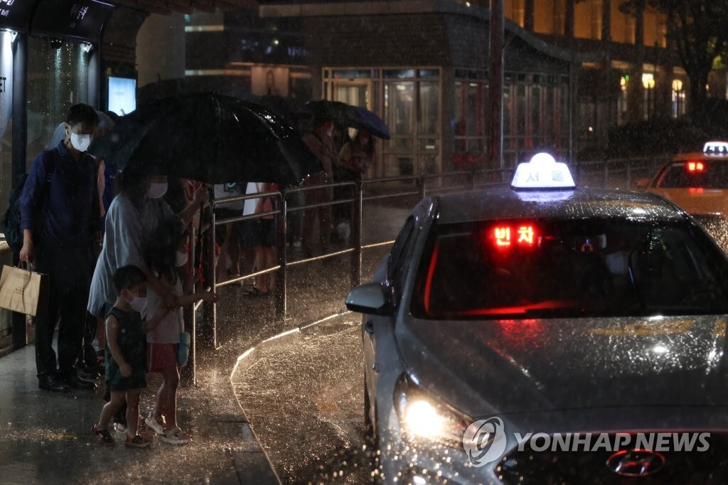 폭우에 강남 일대 물바다..지하철 일부 멈추고 곳곳 정전(종합)