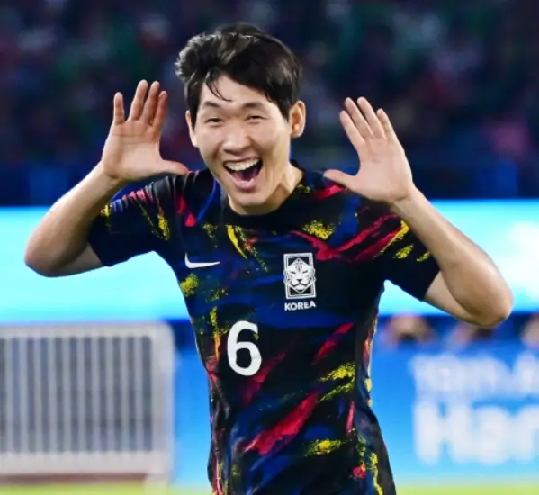 태국전-
검은바탕 빨강과 파랑이 섞인 국가대표 유니폼을 입고 기뻐하며 뛰는 홍현석 선수