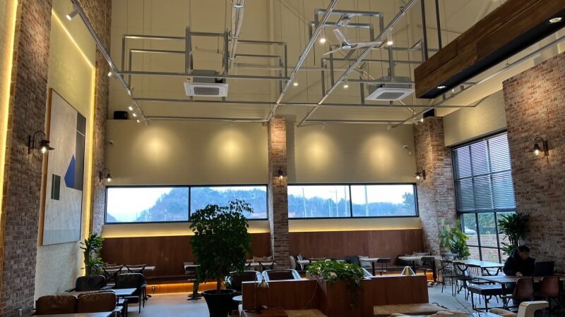 핸즈커피 남구미IC점 1층 내부 전경