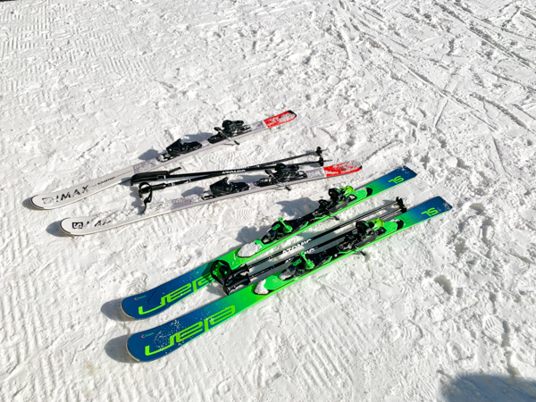 슬로프 위에 놓인 토미렌탈에서 렌탈한 스키 두대
