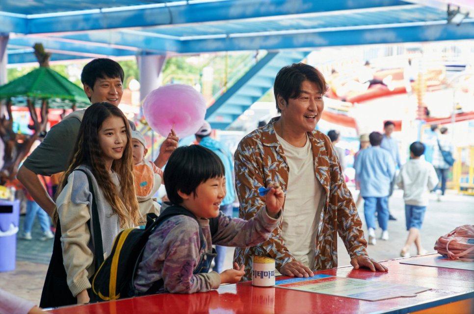 영화 브로커에서 아이유의 엄마가 됐다. (정보, 출연진, 제작사, 개봉) 17