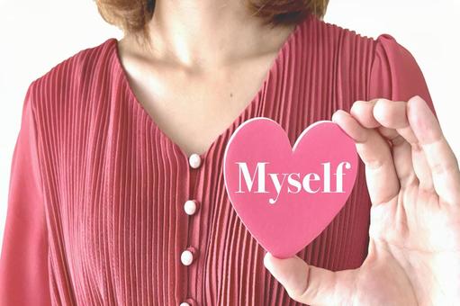 myself를 들고 있는 여자