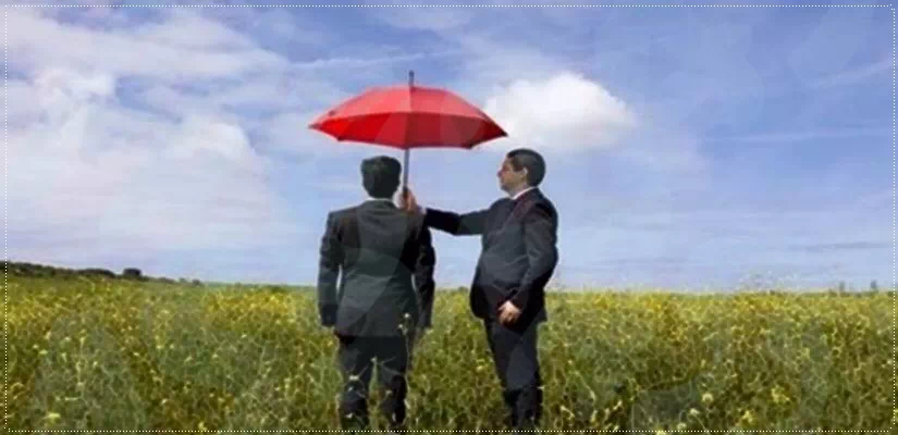 들판에서 비즈니스맨이 우산을 씌워주는 모습