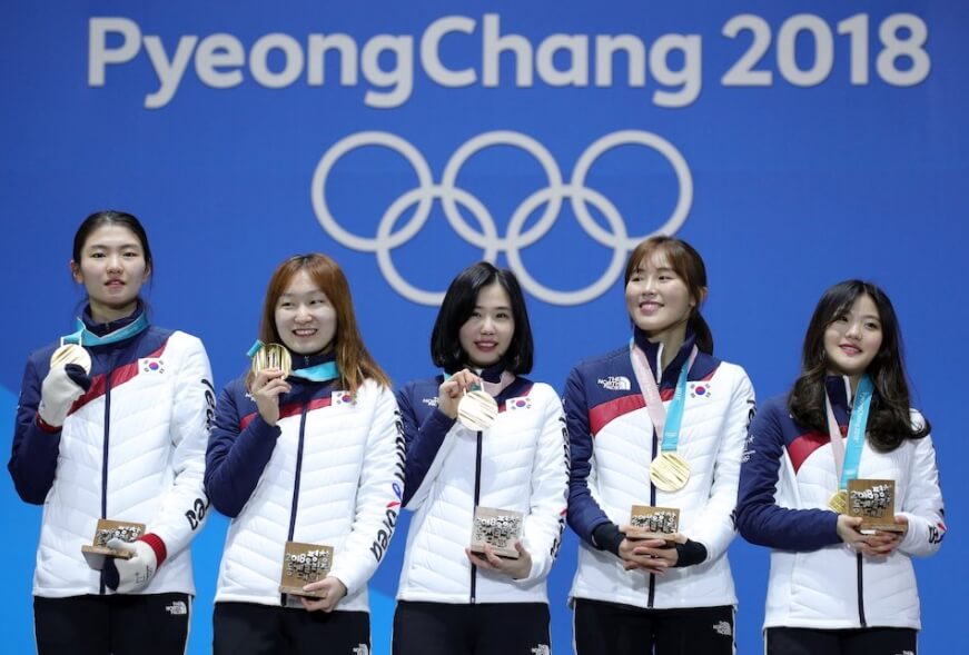 메달을들고있는-다섯명의여성의모습