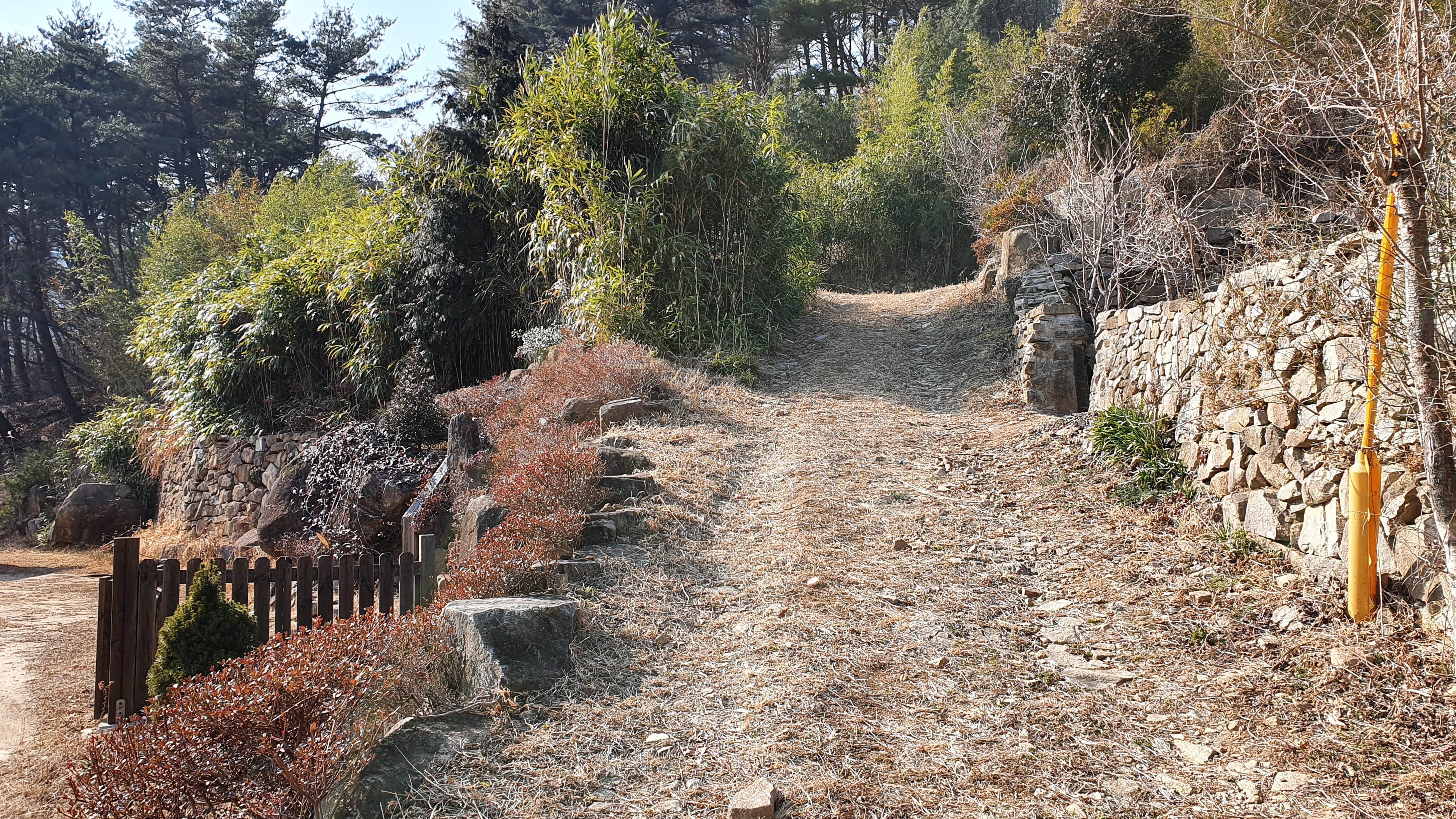  (땅나라 321번) 경남 창원 마산 진전면 위치한, 동네와 좀 떨어진 요양하기 적합한 시골전원주택 매매합니다. / 문의 055)585-0053