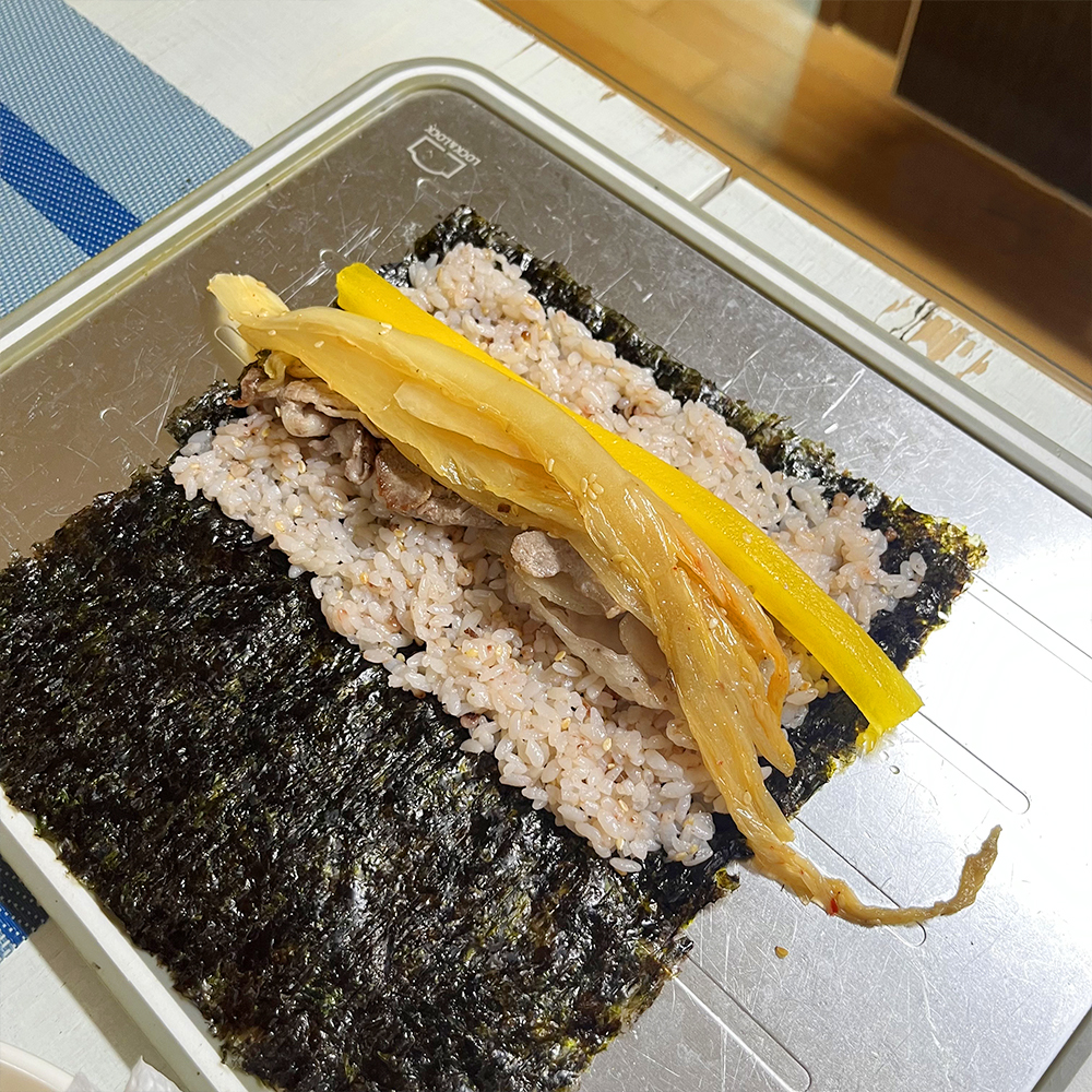 도마-위에-김밥-재료들이-놓여있습니다.(5)