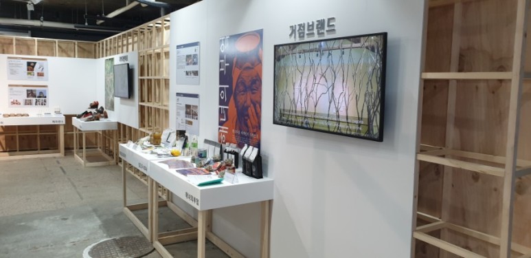  인사동 kote cafe 홍보영상용 모니터 설치