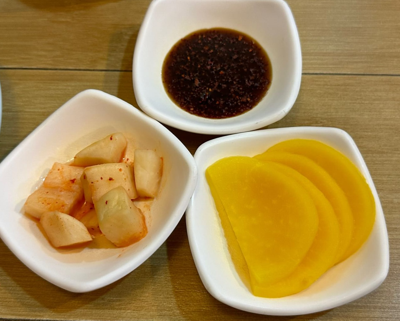 깍두기, 단무지, 고추가루를 뿌린 간장