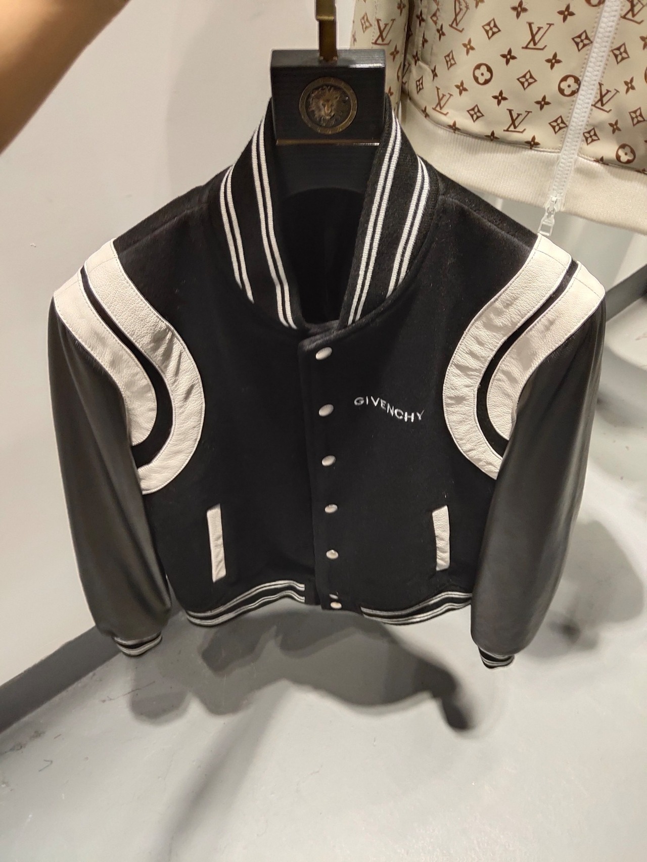  [GIVENCHY] 지방시 스타디움 로고 가죽 봄버 자켓