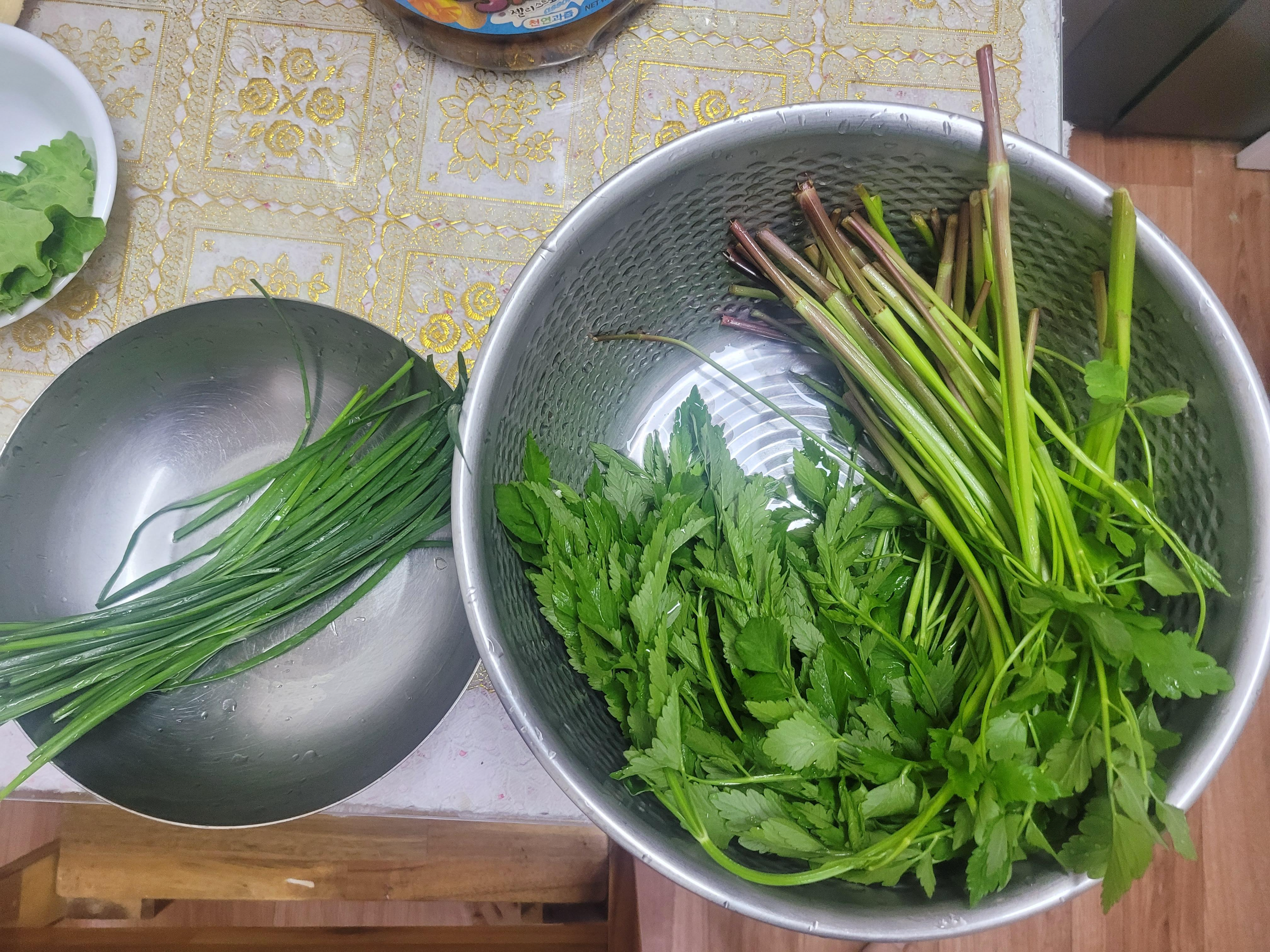 돌 미나리 부추 무침 요리