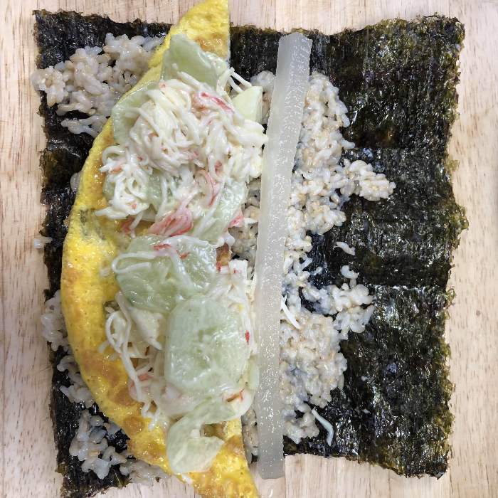 오이크래미샐러드김밥-김위에밥올려달걀올리고오이크래미샐러드듬뿍올리고단무지올려서-잘말아주기