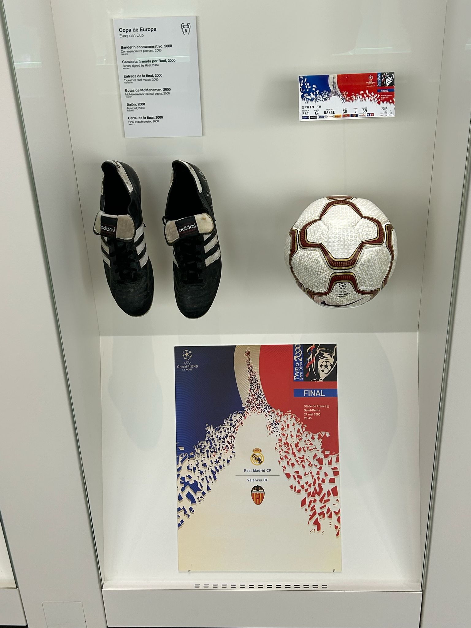 2000년 유럽컵때 신었던 축구화랑 축구공 모습