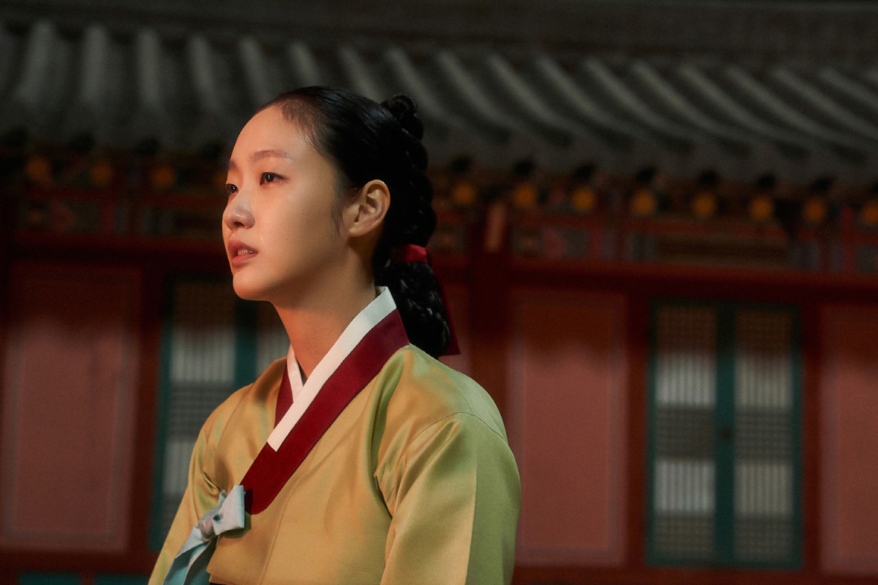 영화 영웅의 한부분 설희역의 김고은이 슬픈표정을 짓고 있다.