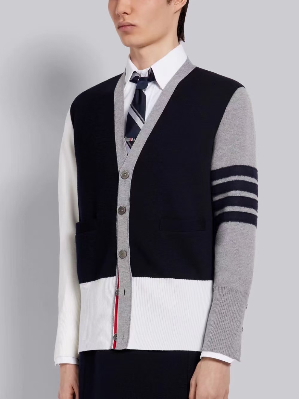  [THOM BROWNE] 톰브라운 펀믹스 메리노 울 밀라노 스티치 셰틀랜드 4-바 V-넥 가디건 MKC299F00014996 (2 COLOR)