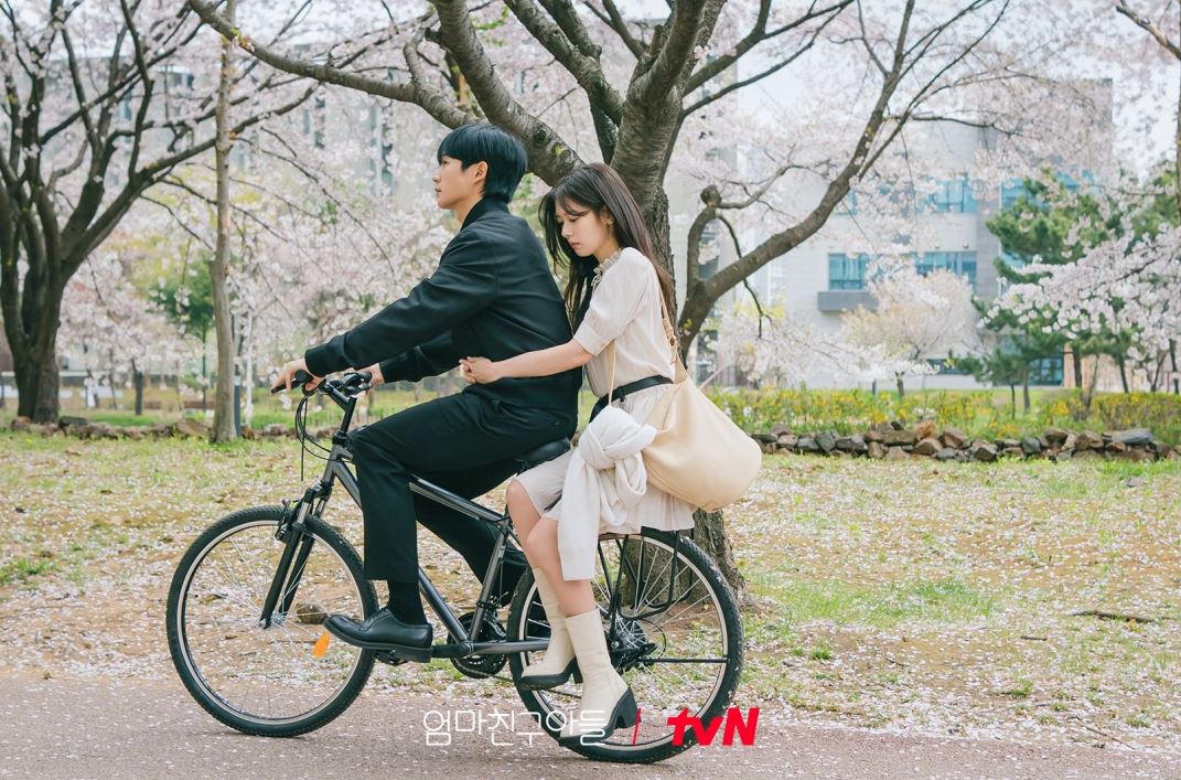 엄마친구아들 몇부작 시청률 재방송 편성표 줄거리 OTT