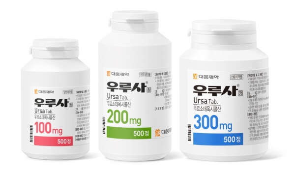 우루사100Mmg-우루사200mg-우루사300mg-통이 있는 사진입니다.