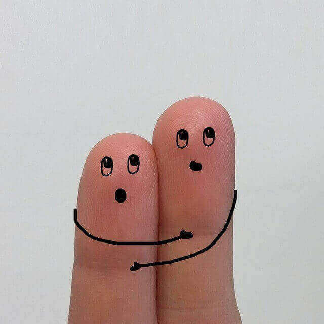 놀란 눈으로 서로 포옹하고 있는 두 손가락