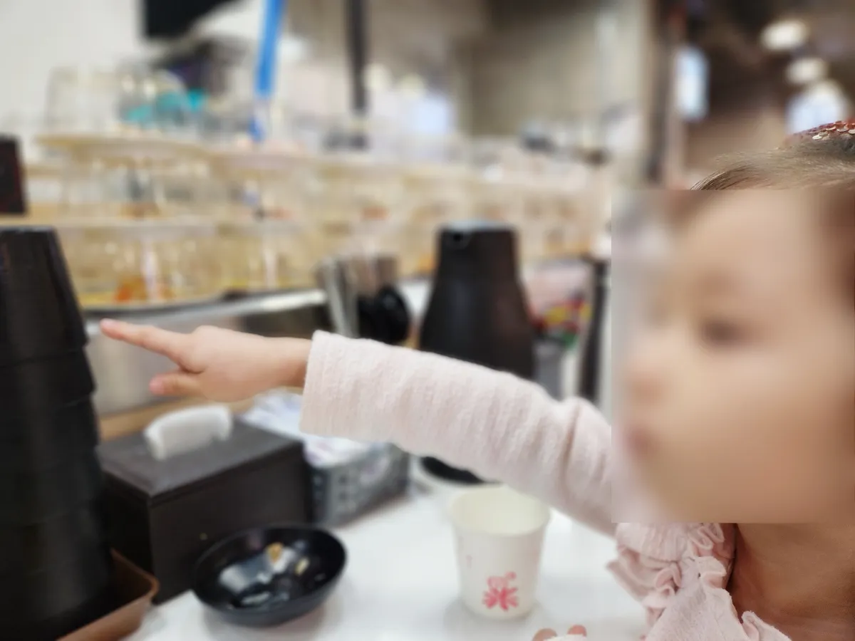 초밥-고르는-아이-손가락-포인팅