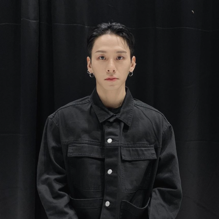 YGX_댄스_크루의_리더인_권영득이_검정_자켓을_걸치고_서있다