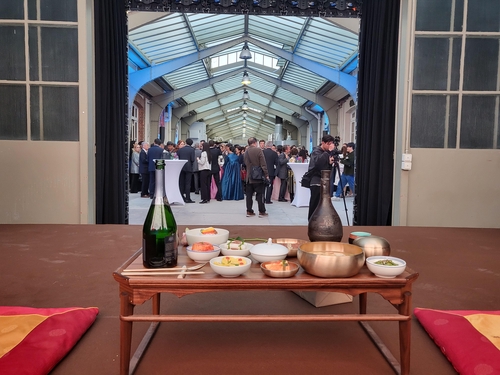 주프랑스 한국대사관이 2일(현지시간) 파리 외곽 세브르에 있는 국립도자기박물관에서 개최한 &#39;역사 속의 한국과 프랑스&#44; 그 첫 만찬&#39; 행사에 막걸리와 샴페인을 곁들인 술상이 차려져 있다
