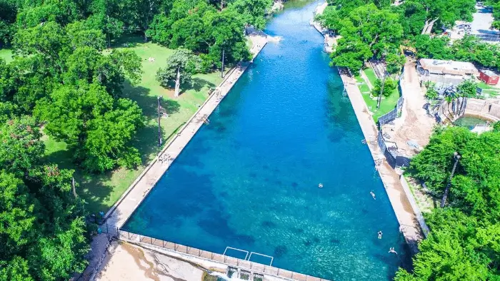 바튼 스프링스 수영장 Barton Springs Pool (source: www.ultimatehotspringsguide.com/)
바튼 스프링스 수영장 Barton Springs Pool (source: www.ultimatehotspringsguide.com/)