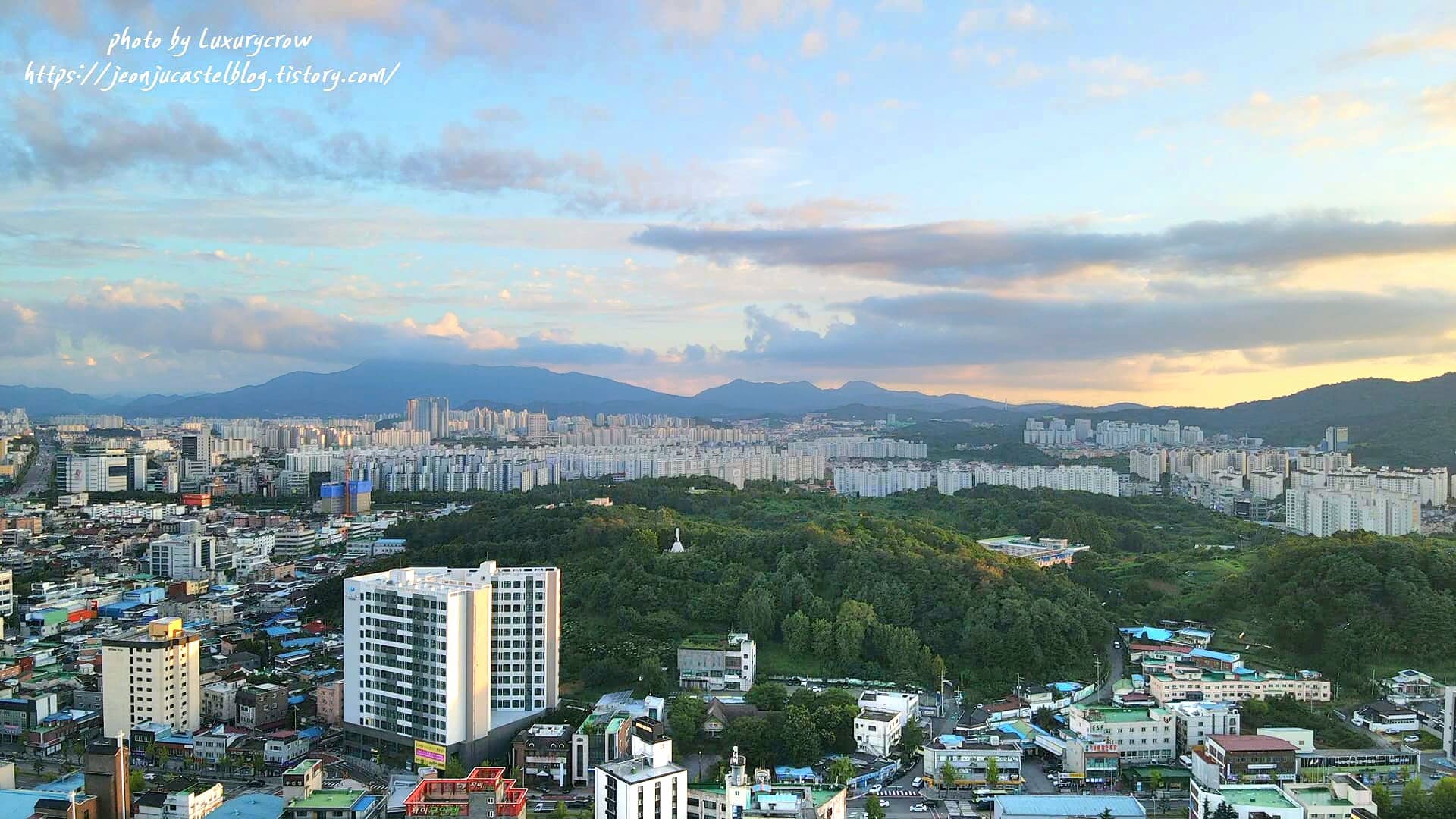 사진 중앙이 가련산의 충혼탑 / 멀리 구름에 모악산 정상이 가려져 있다