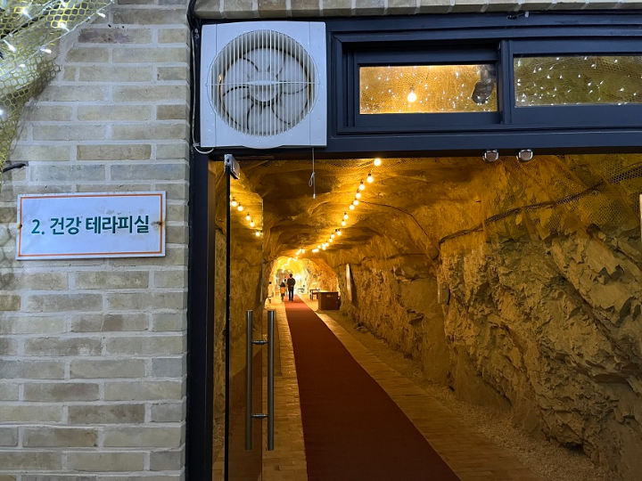 환풍기가-달린-건물입구-불켜진-통로