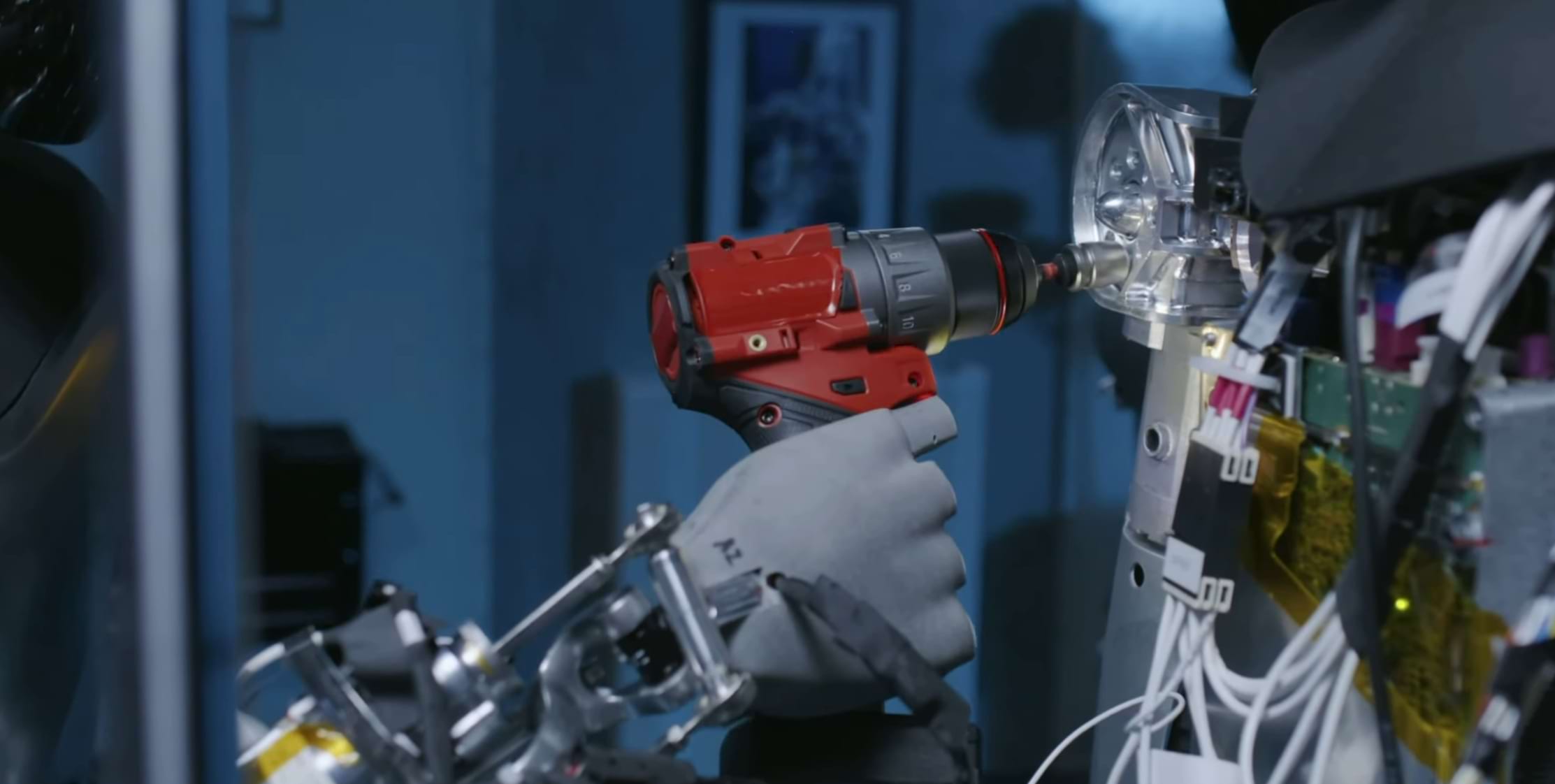 로봇팔에 나사를 삽입하고 전동드라이버로 조립합니다.  로봇은 로봇을 만듭니다.  로봇은 인간보다 더 많은 것을 생산할 수 있습니다.